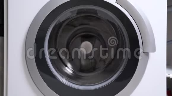 洗衣机滚筒旋转用织物柔软剂快速冲洗脏衣服视频的预览图