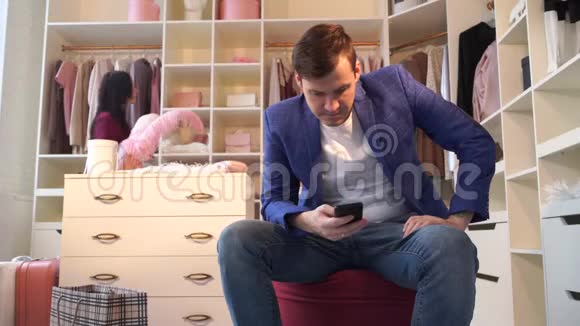 年轻的帅哥坐在更衣室等女人愤怒的男性反驳他的女性不能视频的预览图