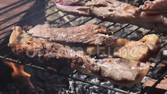 近距离观看男子手煮烤牛肉户外烧烤视频的预览图