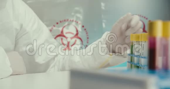 实验室科学家手套保护试管移液管病毒试剂疫苗比对实验视频的预览图