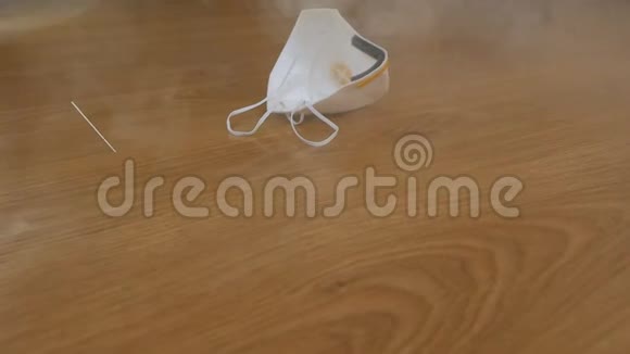 慢动作医用卫生口罩躺在地上烟雾缭绕视频的预览图