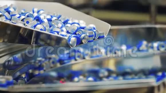 灌装药品后的医用小瓶和安瓿封口生产线冠状病毒视频的预览图