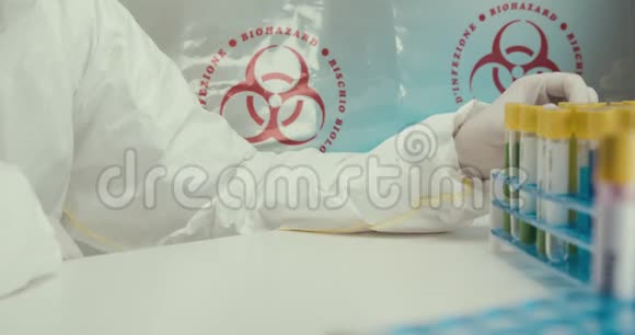 实验室科学家手套保护试管移液管病毒试剂疫苗比对实验视频的预览图