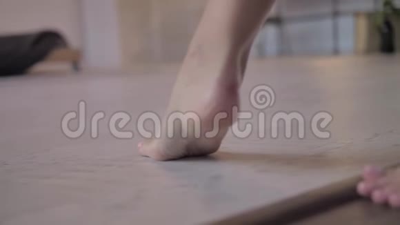 女性腿部裸露特写行走在地板上视频的预览图