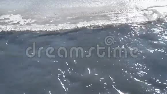 水流湍急的泉河岸边融冰视频的预览图