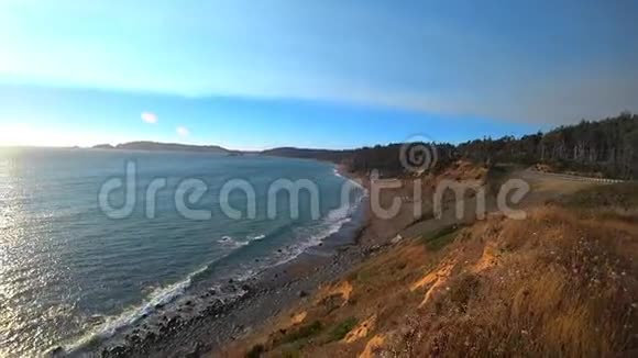 加州海岸海洋在日落的时候空中观景视频的预览图