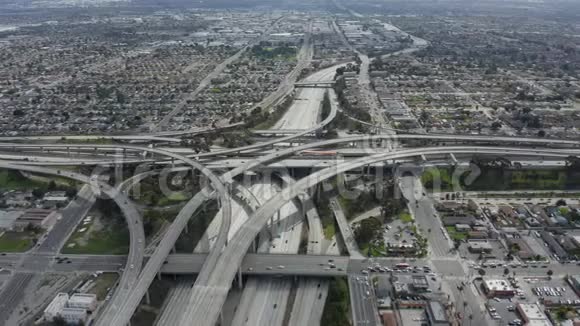 埃雷利亚壮观的法官普雷格森高速公路显示了多个道路桥梁Viaducts与小汽车交通在洛杉矶视频的预览图