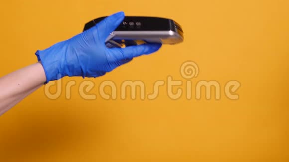 用一张卡片交一只蓝色的医用手套视频的预览图