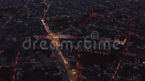 柏林上空德国柏林附近的鸟瞰夜景街道交通灯闪闪发光视频的预览图