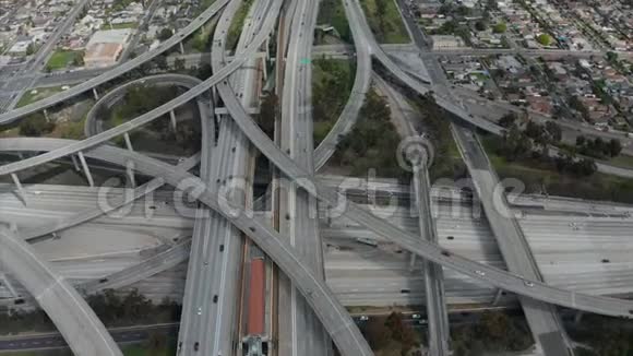 听觉在普雷格森法官巨大的公路连接上慢慢地绕圈显示多条道路桥梁高架桥与视频的预览图