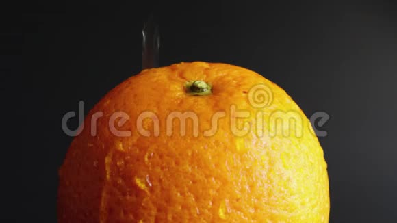 水滴落在橙色上靠近黑色背景湿湿的整个橙色用于饮食和健康饮食的水果柑橘视频的预览图