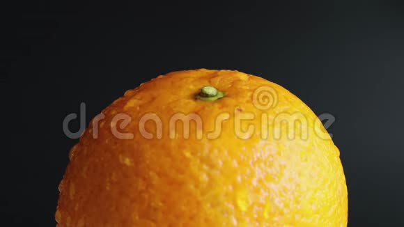 水滴落在橙色上靠近黑色背景湿湿的整个橙色用于饮食和健康饮食的水果柑橘视频的预览图