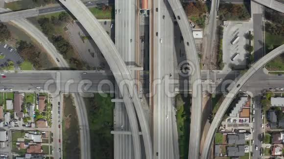 空中壮观的头顶上沿着普雷格森法官高速公路拍摄展示了多条道路桥梁高架桥和高架桥视频的预览图