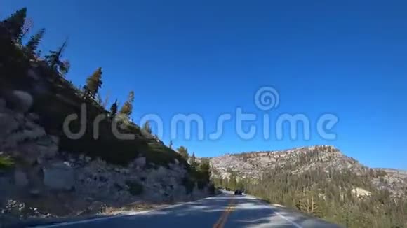 在加州的约塞米蒂国家公园道路驾驶视频的预览图