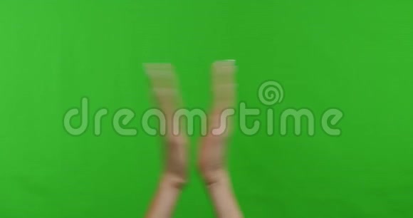 女性的手在绿色的关键背景上拍手视频的预览图