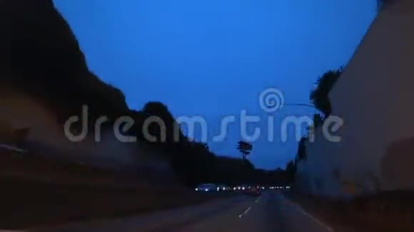 汽车在旧金山陡峭的街道上行驶从车上看视频的预览图