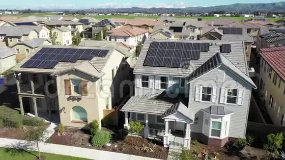 房屋上方的空中景观社区可再生能源太阳能电池板视频的预览图