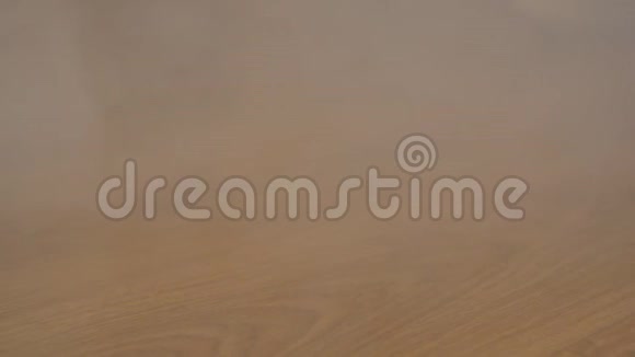 一个医用卫生口罩躺在地板上烟雾缭绕视频的预览图