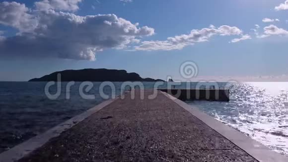 摄像机从海岸沿着石墩推进到公海无人机射击视频的预览图