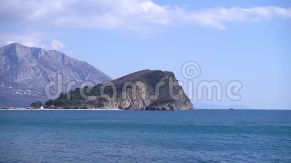 黑山的地中海城市布德瓦的粗糙岩石圣尼古拉岛视频的预览图