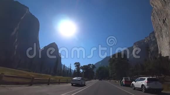 汽车在加州约塞米蒂国家公园高速公路上行驶视频的预览图