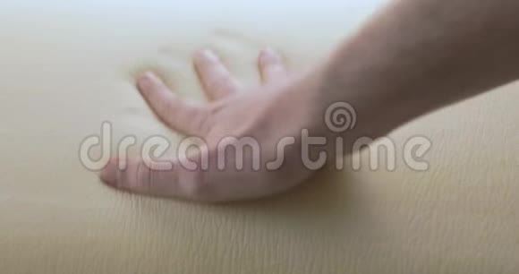 手在触摸记忆泡沫床视频的预览图