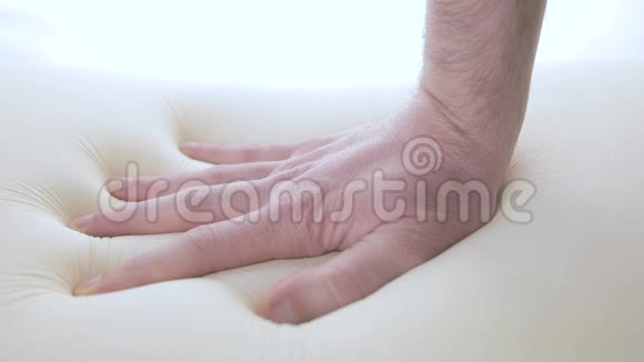 手在触摸记忆泡沫床视频的预览图