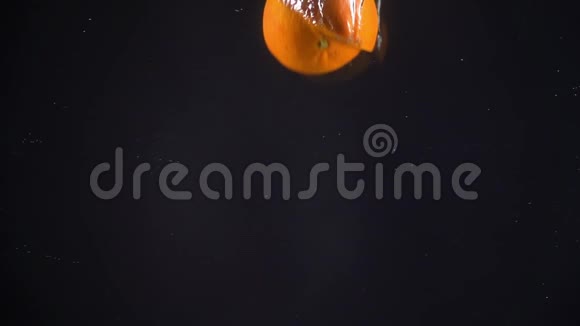 橘子掉进水里慢动作视频的预览图