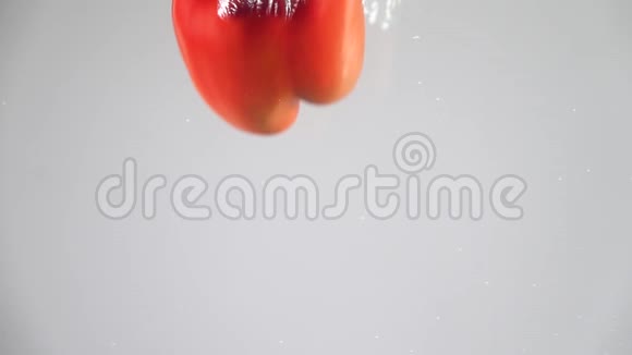 红椒落入水中慢动作视频的预览图