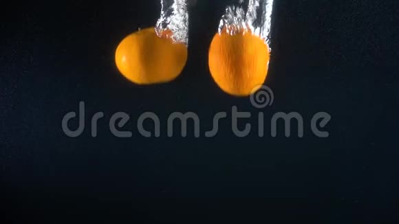 橘子掉进水里慢动作视频的预览图