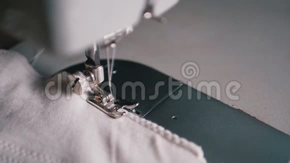 缝纫机针与线皮织物的慢运动特写视频的预览图