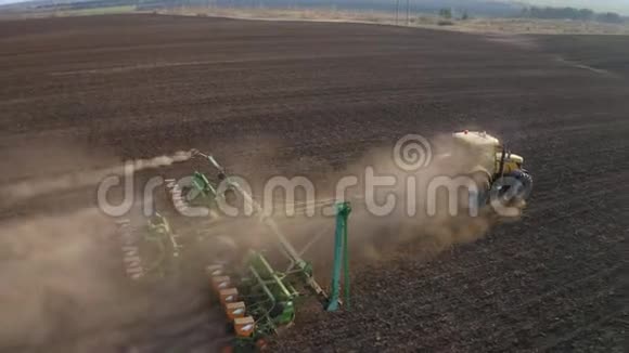 春田作业一辆装有播种机的拖拉机在农田里播种视频的预览图