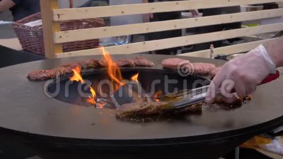 慢动作厨师用热火把烤肉牛排和小切片烤熟视频的预览图