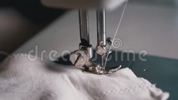 缝纫机针与螺纹皮条织物的慢运动特写视频的预览图