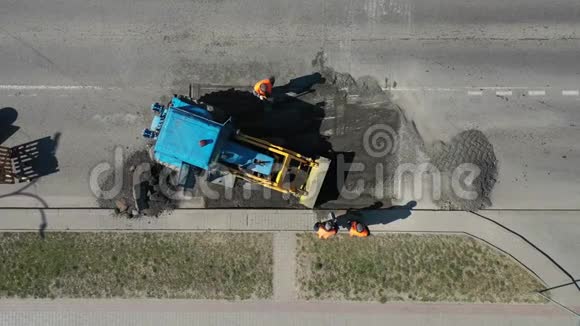 从无人驾驶飞机俯瞰道路施工工人的空中景观视频的预览图
