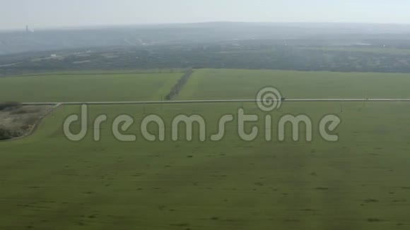 空中视野的田野和道路与汽车在远处视频的预览图