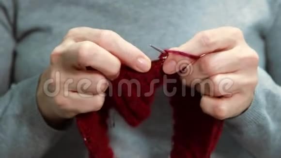 特写女人手织红色勃艮第毛纱视频的预览图