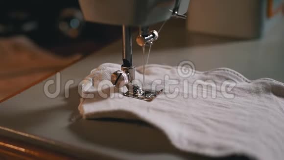 缝纫机针在慢速运动中裁缝缝制自制面料面膜视频的预览图