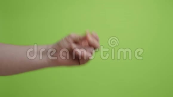 手是象征在绿色背景上用手指抓拍视频的预览图
