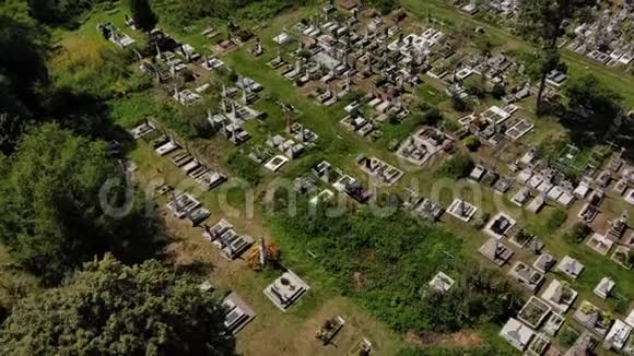 鸟瞰墓地埋葬地宗教和传统空中无人机4k视频的预览图