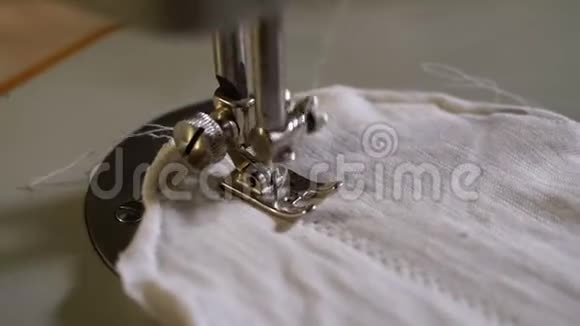 缝纫机针在运动裁缝缝制自制的织物面罩视频的预览图