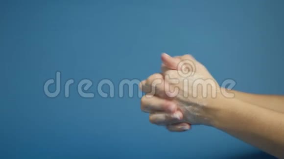 在蓝色背景上洗手维利斯保护中心视频的预览图