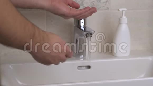 手用肥皂和水洗过的水抹上视频的预览图