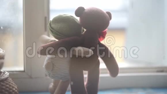 两只玩具熊站在窗台上拥抱视频的预览图