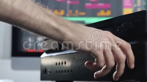 录音室的年轻人剪视图特写男性右手变容视频的预览图