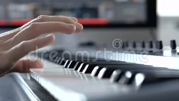 录音室的年轻人右手在键盘上演奏非专业学习的缓慢运动和视频的预览图