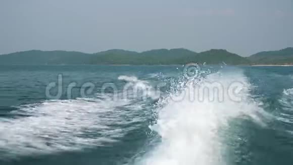 在一个后退的岛屿的背景下从摩托艇到大海的小径视频的预览图