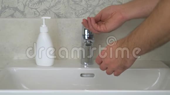 冠状病毒大流行预防洗手特写视频的预览图