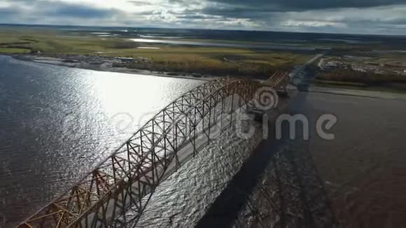 KhantyMansiysk河上的黄桥视频的预览图