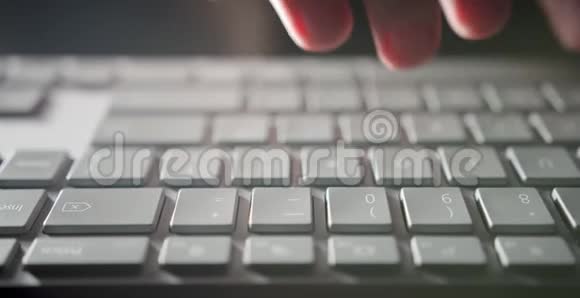 6K红相机小娃娃特写手指打字在现代电脑键盘上视频的预览图